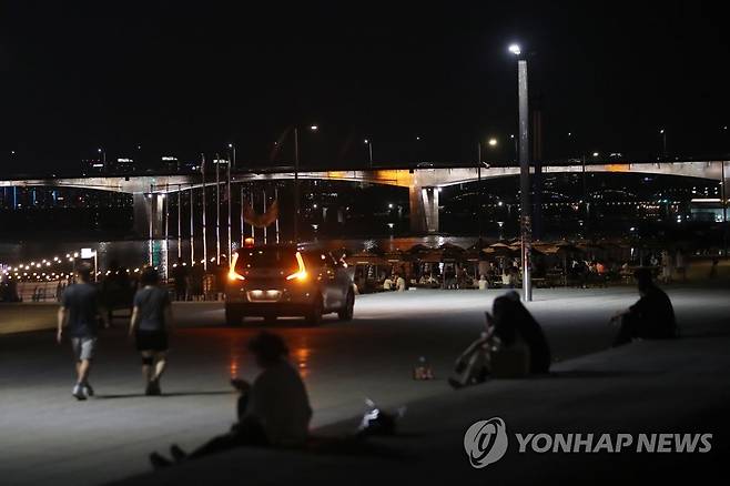 열대야에 한강공원에 나온 시민들. [연합뉴스 자료사진]