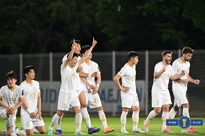 FA컵 8강 진출에 기뻐하는 대구 선수들 [대한축구협회 제공. 재판매 및 DB 금지]