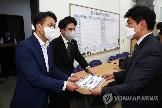 민주당 임시국회 소집요구서 제출 (서울=연합뉴스) 백승렬 기자 = 더불어민주당 오영환 원내대변인(오른쪽)과 전용기 의원(왼쪽)이 28일 국회 의사과에서 7월 임시국회 소집요구서를 제출하고 있다. 2022.6.28 [국회사진기자단] srbaek@yna.co.kr