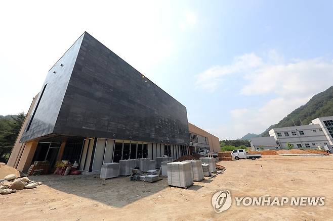 막바지 공사 한창인 인제군 기린국민체육센터 (인제=연합뉴스) 강원 인제군은 기린면 주민들의 숙원사업인 '기린국민체육센터'를 오는 11월 개관한다고 28일 밝혔다. 사진은 막바지 공사가 한창인 체육센터 모습. 2022.6.28 [인제군 제공. 재판매 및 DB 금지] conanys@yna.co.kr