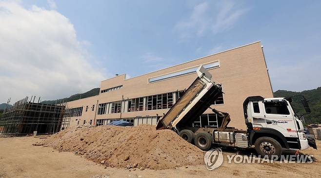 막바지 공사 한창인 인제군 기린국민체육센터 (인제=연합뉴스) 강원 인제군은 기린면 주민들의 숙원사업인 '기린국민체육센터'를 오는 11월 개관한다고 28일 밝혔다. 사진은 막바지 공사가 한창인 체육센터 모습. 2022.6.28 [인제군 제공. 재판매 및 DB 금지] conanys@yna.co.kr