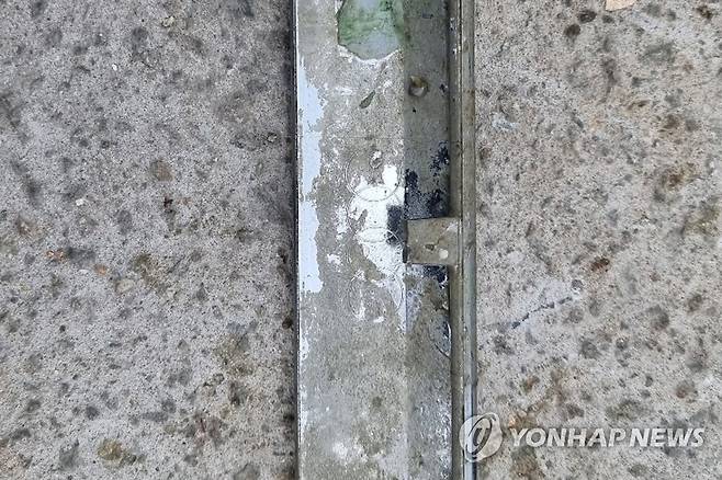 해상서 발견된 '일가족 실종' 차량 부품 추정 물체 (완도=연합뉴스) 조유나(10) 양 일가족 실종 사건을 수사 중인 경찰이 28일 오후 전남 완도군 신지면 송곡선착장 인근 해상에서 차량 부품 추정 물체를 발견했다. 경찰은 조양 가족이 탄 차량도 아우디 승용차여서 동일 차량의 부품인지 확인 중이다. 2022.6.28 [광주경찰청 제공. 재판매 및 DB 금지]