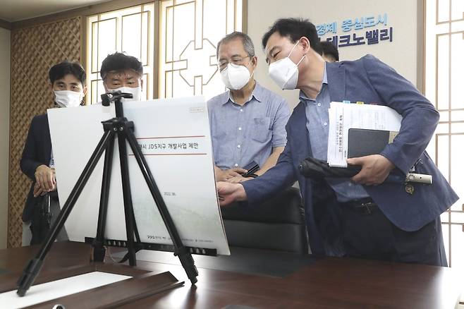 JDS지구 개발 계획 보고받는 김수삼 고양시장 당선인 인수위원장 [이동환 고양시장 당선인 대변인실 제공, 재판매 및 DB 금지]