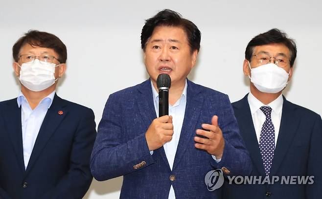 발언하는 오영훈 제주도지사 당선인 (제주=연합뉴스) 박지호 기자 = 28일 오후 제주웰컴센터에서 열린 '민선 8기 도민도정 비전 및 도정 과제 보고회'에서 오영훈 제주도지사 당선인이 발언하고 있다. 2022.6.28 jihopark@yna.co.kr