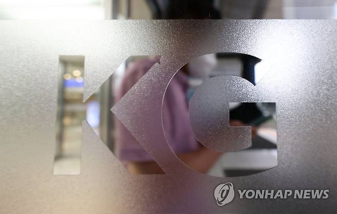 쌍용차 최종 인수예정자로 선정된 KG컨소시엄 (서울=연합뉴스) 김인철 기자 = 기업회생절차를 밟고 있는 쌍용자동차의 최종 인수예정자로 KG그룹의 KG 컨소시엄이 선정된 28일 오후 서울 중구 KG타워 모습. 
    이날 서울회생법원 회생1부(서경환 법원장, 이동식 나상훈 부장판사)는 매각공고 전 인수예정자였던 KG 컨소시엄을 최종 인수예정자로 선정했다고 밝혔다. 2022.6.28 yatoya@yna.co.kr