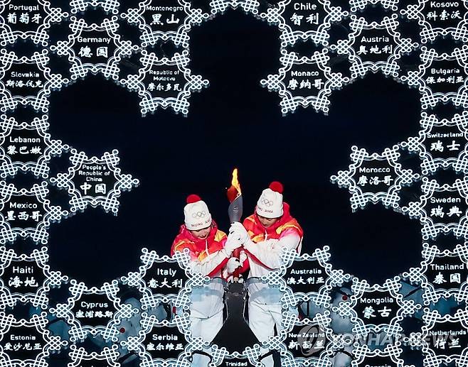 베이징동계올림픽 성화 점화 모습 [베이징=연합뉴스 자료사진] 2월 4일 오후 중국 베이징 국립경기장에서 열린 2022 베이징 동계올림픽 개회식에서 최종 성화 주자인 디니걸 이라무장과 자오자원이 성화대에 불을 밝히고 있다.
     2022.2.5 superdoo82@yna.co.kr