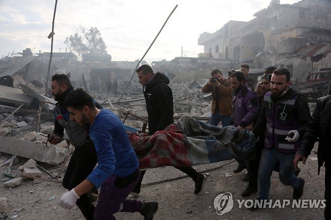 2020년 1월 시리아 정부군 공습으로 부상한 민간인을 옮기는 구조대원들 [EPA 연합뉴스 자료사진. 재판매 및 DB 금지]