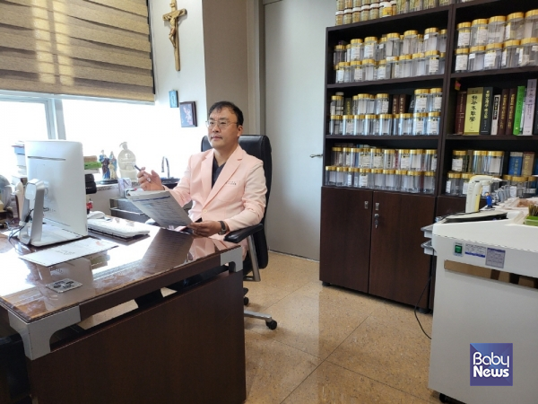 23년간 틱장애 근본치료를 주장해 온 김성철 박사. ⓒ성모아이한의원