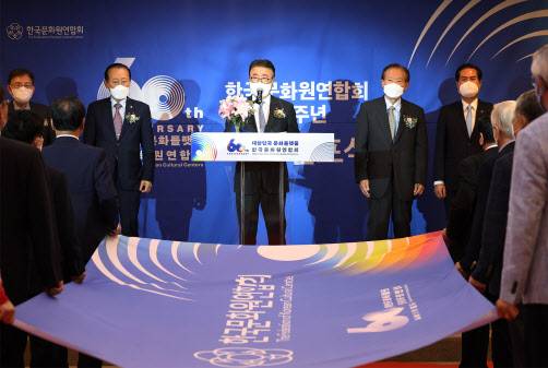 김태웅 한국문화원연합회장(가운데)이 28일 오후 서울 중구 프레지던트호텔에서 열린 한국문화원연합회 창립 60주년 비전 선포식에서 선포문을 낭독하고 있다(사진=연합뉴스).