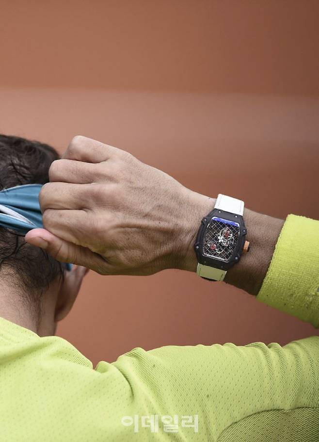 지난 6월 5일 프랑스 파리 스타드 롤랑가로스에서 개최된 프랑스 오픈에서 우승한 라파엘 나달이 착용한 리차드 밀 RM 27-04 투르비용 라파엘 나달 제품.(사진=트위터)