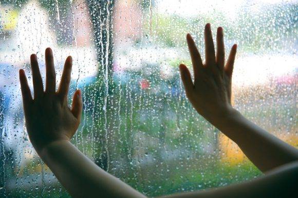 후덥지근하고 습한 장마철에는 각종 질환 위험도 커진다. [사진=게티이미지뱅크]