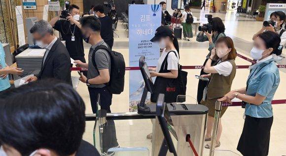 29일 김포-하네다 항공노선 운항이 재개됐다. 최근 코로나19가 증가세로 전환된 만큼 입출국 시 각별한 주의가 필요하겠다. [사진=뉴스1]