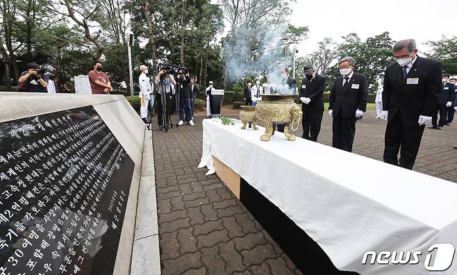 29일 오전 경기도 평택시 해군 제2함대 사령부에서 열린 '제2연평해전 승전 20주년 기념식'에서 유가족이 헌화 및 분향을 마친 후 묵념하고 있다. (공동취재) 2022.6.29/뉴스1 © News1 김영운 기자