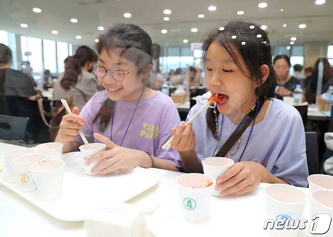 지난 28일 금천구청 대강당에서 개최된 김치품평회에서 평가단으로 참여한 학생이 시식을 하고 있다.(금천구 제공)© 뉴스1