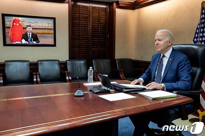 조 바이든 미국 대통령이 18일 (현지시간) 워싱턴 백악관에서 러시아의 우크라이나 침공 관련해 시진핑 중국 국가 주석과 화상 통화를 하고 있다. © AFP=뉴스1 © News1 우동명 기자