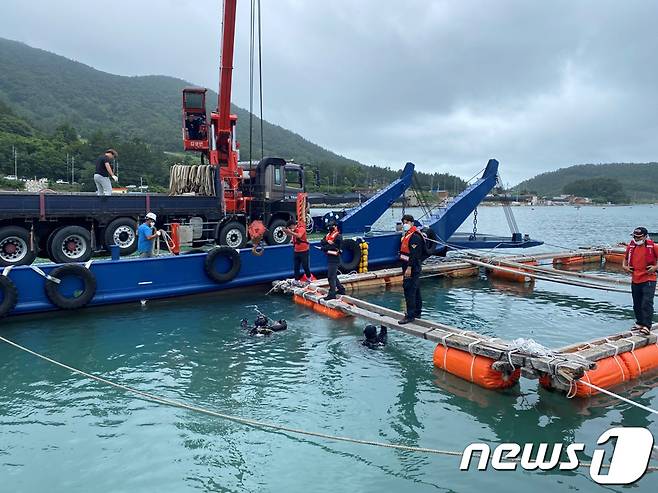 29일 오전 전남 완도군 신지면 송곡항 인근 앞바다에서 해경과 경찰 관계자들이 최근 실종된 조유나양(10) 일가족의 아우디 차량을 인양 작업을 하고 있다.(완도해경 제공) 2022.6.29/뉴스1 © News1 황희규 기자