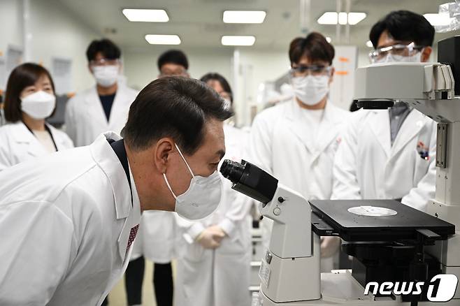 윤석열 대통령이 당선인 시절인 지난 4월25일 오전 경기도 성남시 분당구 SK바이오사이언스를 방문해 국내 첫 코로나19 백신 개발 현황을 점검하고 있다. (당선인 대변인실 제공) 2022.4.25/뉴스1 © News1 인수위사진기자단