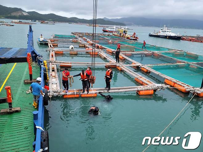 29일 오전 전남 완도군 신지면 송곡항 인근 앞바다에서 해경과 경찰 관계자들이 최근 실종된 조유나양(10) 일가족의 아우디 차량을 인양 작업을 하고 있다.(완도해경 제공) 2022.6.29/뉴스1 © News1