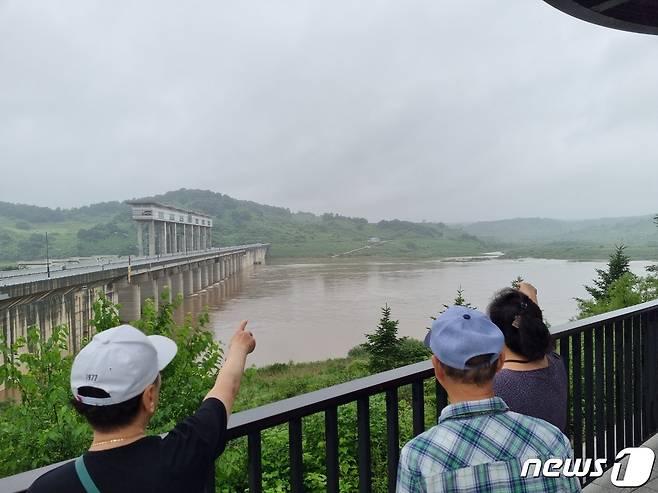 29일 낮 12시께 경기 연천군 군남홍수조절댐 앞에서 관광객들이 임진강을 바라보고 있다. © 뉴스1 양희문