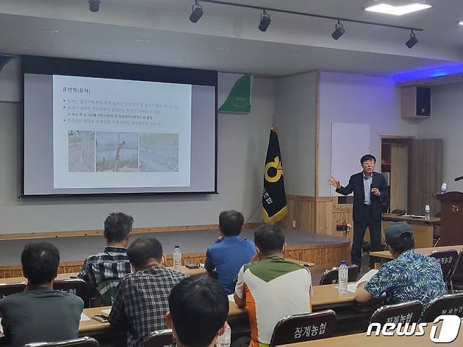 전북농협은 29일 전북 농산물 수출활성화를 위해 장계농협 대강당에서 샤인머스켓 수출농가 조직화 교육을 진행했다.(전북농협 제공)2022.6.29/뉴스1