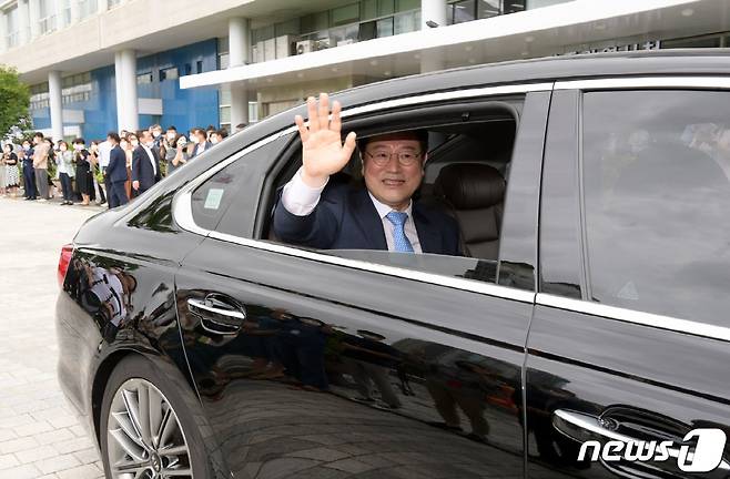 이용섭 광주시장이 29일 오전 광주시청 대회의실에서 열린 광주광역시장 퇴임식을 마친 후 직원들의 환송을 받으며 시청사를 떠나고 있다.(광주시 제공)2022.6.29/뉴스1 © News1