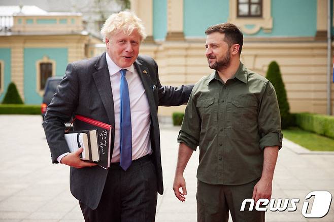 볼로디미르 젤렌스키 우크라이나 대통령이 17일(현지시간) 개전 이후 키이우를 두번째로 깜짝 방문한 보리스 존슨 영국 총리와 만나고 있다. © AFP=뉴스1 © News1 우동명 기자