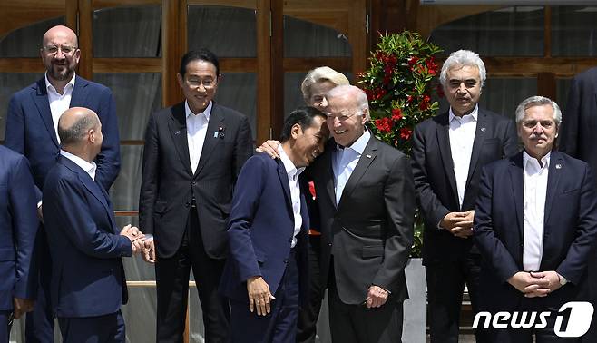 조 바이든 미국 대통령이 27일 (현지시간) 독일 바이에른주 엘마우성에서 열린 G7 정상회의 중 조코 위도도 인도네시아 대통령과 포옹을 하고 있다. © AFP=뉴스1 © News1 우동명 기자