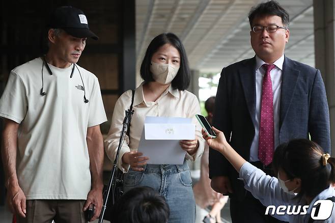 서해에서 북한군에 의해 피살된 해양수산부 공무원의 형인 이래진 씨가 29일 서울 서초구 서울중앙지검에서 고발인 조사를 앞두고 기자들의 질문에 답하고 있다. 이날 유족은 윤석열 대통령이 고(故) 이대준 씨 아들에게 보낸 편지를 공개했다. 2022.6.29/뉴스1 © News1 허경 기자