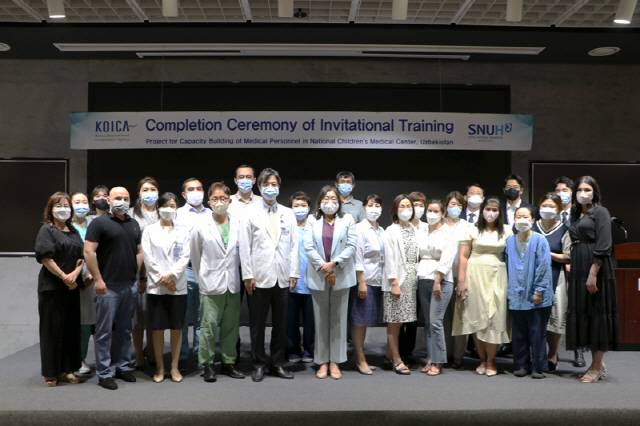 우즈베키스탄 국립아동병원 의료인력 초청 연수 수료식 모습