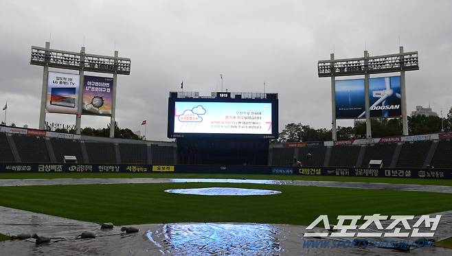 2022 KBO 리그 NC 다이노스와 LG 트윈스의 경기가 우천으로 취소됐다. 그라운드에 방수포가 깔려 있다. 잠실=허상욱 기자wook@sportschosun.com/2022.06.29/