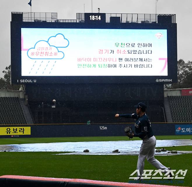 29일 잠실야구장에서 펼쳐질 예정이던 2022 KBO 리그 NC 다이노스와 LG 트윈스의 경기가 우천으로 취소됐다. NC 이재학이 비가 내리는 가운데 캐치볼을 하고 있다. 잠실=허상욱 기자wook@sportschosun.com/2022.06.29/