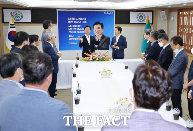 허태정 시장이 29일 중회의실에서 간부직원들로부터 감사패와 꽃다발을 받고 있는 모습 / 대전시 제공