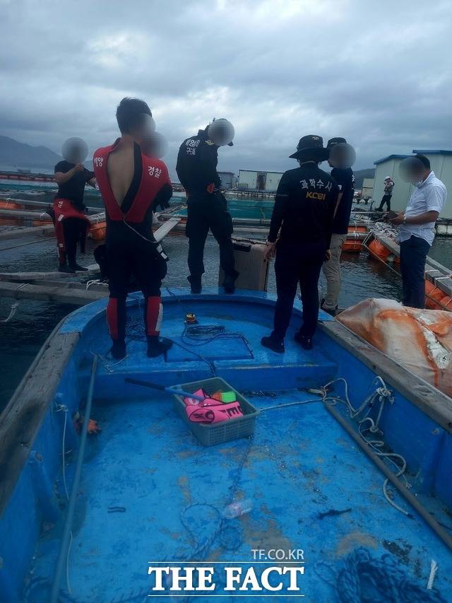 해경 등 잠수요원들이 가두리 양식장 아래 조양 가족의 차량 트렁크에서 여행용 가방을 회수했다. / 제보자 제공