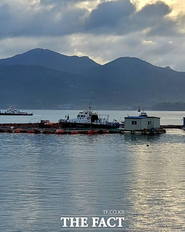 해경 등 관계당국이 차량 발견 지점인 가두리 양식장 부근을 통제하고 있다. / 완도=이병석 기자