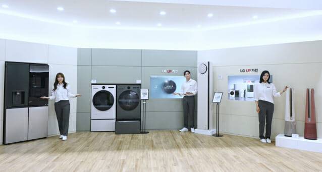 월드IT쇼 2022에서 LG전자 모델들이 쓸수록 진화하는 LG UP가전을 소개하고 있다.(사진=LG전자)