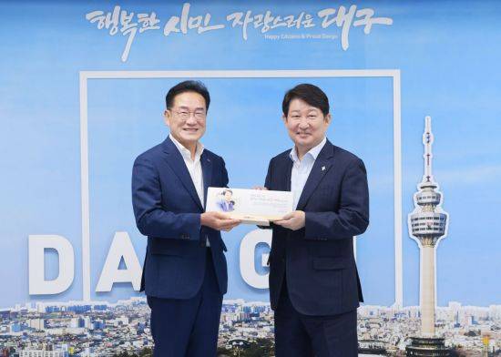 최기문 영천시장은 지난 28일 대구시청을 방문해 대구~영천 대중교통 광역 무료 환승 시행으로 시민 편의 증진과 지역경제 활성화 기여에 대한 감사 마음을 담은 감사패를 권영진 대구시장에게 전달했다.