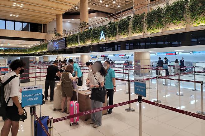 29일 오전 김포공항 국제선 출국장 탑승 카운터에서  탑승객들이 출국 수속을 밟고 있다. /김우영 기자