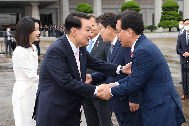 윤석열 대통령이 27일 오후 경기 성남 서울공항에서 나토 정상회의 참석차 출국하기 위해 차량에서 내린 뒤 환송 나온 송언석 국민의힘 원내수석부대표와 악수하고 있다. /뉴스1