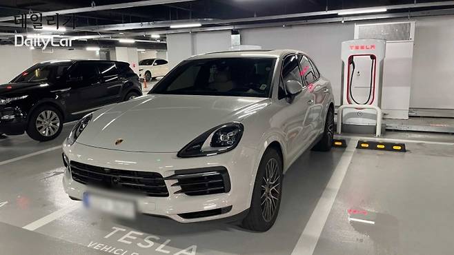 서울 강남구 역삼동 센터필드 슈퍼차저 공간에 주차된 포르쉐 카이엔 플러그인 하이브리드