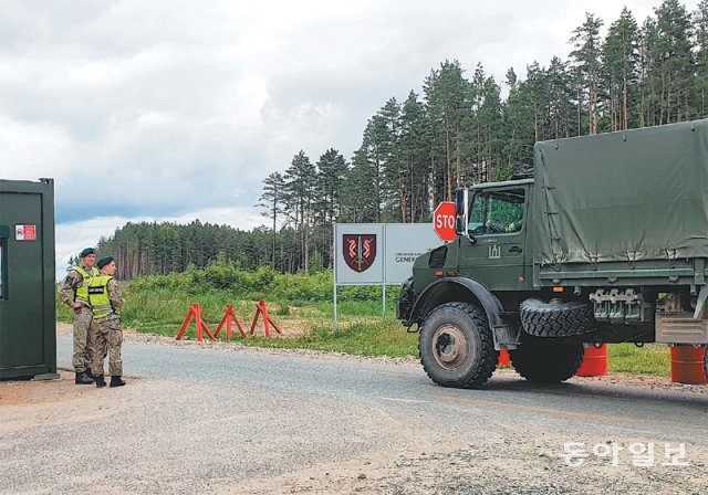 20일(현지 시간) 리투아니아 수도 빌뉴스 인근 파브라데에 있는 군사시설 ‘헤르쿠스 실전훈련 캠프’ 입구에서 군용 트럭이 진입을 기다리고 있다. 파브라데=김윤종 특파원 zozo@donga.com