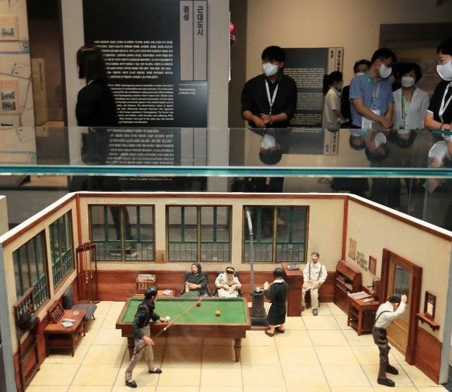 29일 프레스투어에 참가한 기자들이 새로 개편된 상설전시관을 둘러보고 있다.