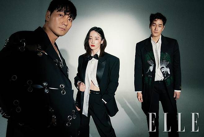 박해수가 입은 코트는 Sankuanz by Adekuver. 전종서가 입은 재킷과 셔츠, 팬츠는 모두 Celine. 유지태가 입은 코트와 셔츠, 데님 팬츠는 모두 Raf Simons by G. Street 494 Homme.