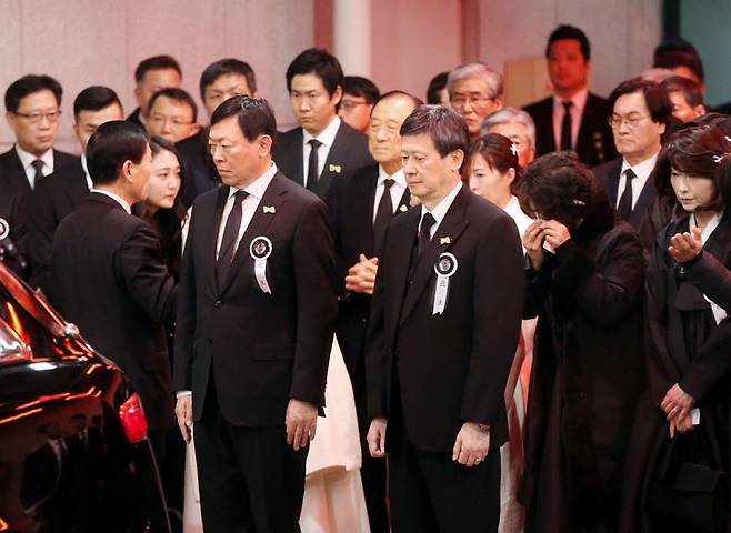 신동빈 롯데그룹 회장(좌측)과 신동주 SDJ코퍼레이션 회장