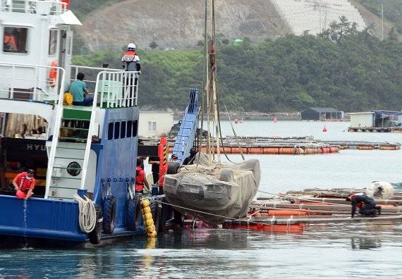 29일 전남 완도군 신지면 송곡항 인근 앞바다에서 경찰이 조유나양 일가족이 타고다닌 아우디 차량을 인양하고 있다.사진=뉴스1 제공