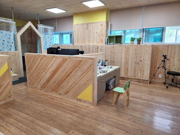 보건실 문을 열고 들어가자 피톤치드 향이 은은하게 느껴진다.