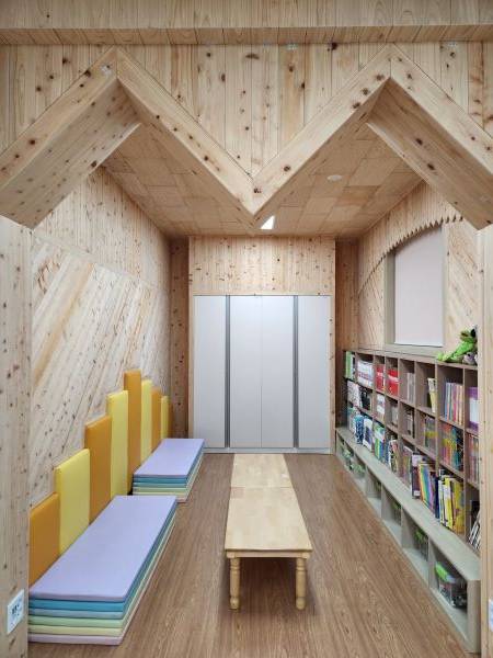 돌봄교실 내 학생들이 책을 읽는 공간을 목재로 교체했다.