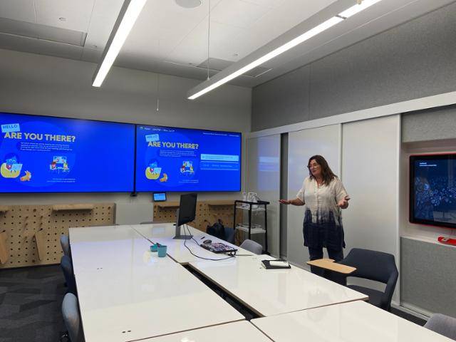 미셸 카프만 구글 부동산 개발 디렉터가 27일(현지시간) 구글 베이 뷰 캠퍼스 내 회의실을 소개하고 있다. 책상은 자유롭게 이동시켜 내부 구조를 바꿀 수 있다. 벽면에 달려 있는 상판을 떼어내 의자에 붙여 책상처럼 활용할 수도 있다. 실리콘밸리=이서희 특파원