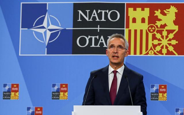 옌스 스톨텐베르그 북대서양조약기구(NATO·나토) 사무총장이 28일 스페인 마드리드에서 열린 나토 정상회담에 참석, 기자회견에서 말하고 있다. 마드리드=로이터 연합뉴스