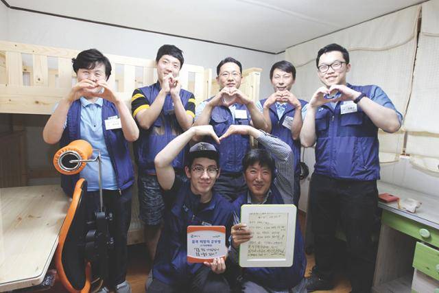 저소득층 가정을 위한 ‘꿈과 희망의 공부방’ 사업에 참여한 GS 직원들