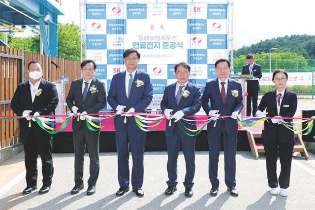 지난 8일 강원 동해시 구미동에서 열린 ‘북평레포츠센터 연료전지 발전소 준공식’에서 이왕재 SK에코플랜트 에코에너지 BU대표(왼쪽 세 번째)가 참석자들과 테이프 커팅식을 하고 있다.